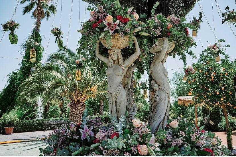 La fuente decorada con flores